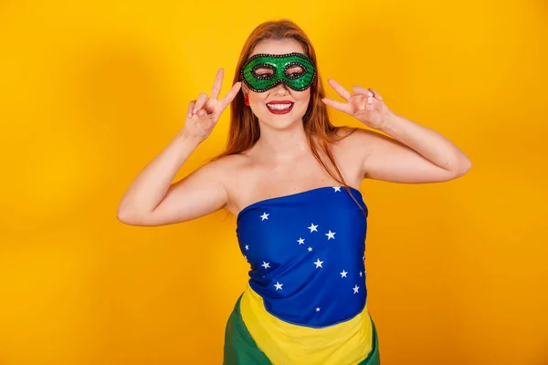 Linda Menina Ruiva Brasileira Com Roupas Carnaval Feitas Com Bandeira — Fotografia de Stock