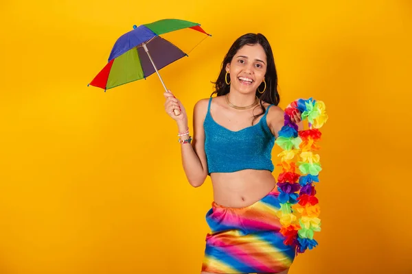 Hermosa Mujer Brasileña Ropa Carnaval Sosteniendo Colorido Paraguas Collar Flores — Foto de Stock