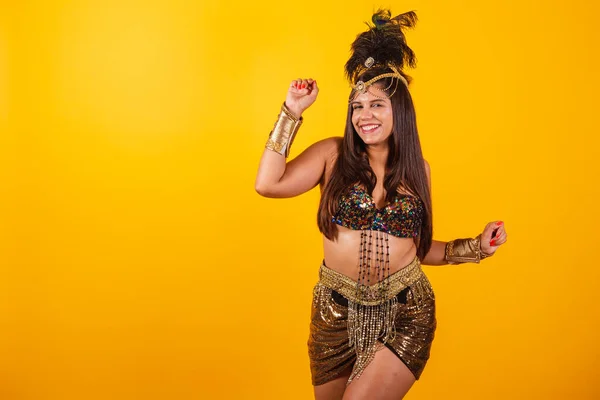 Hermosa Mujer Brasileña Vestida Con Ropa Dorada Carnaval Bailando Disfrutando —  Fotos de Stock