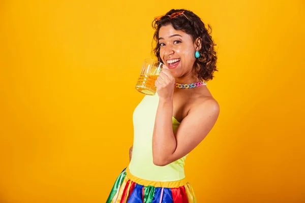 Vacker Afro Amerikanska Brasilianska Flicka Karnevalskläder Håller Glas Dricka Och — Stockfoto