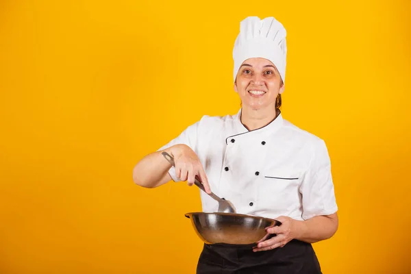 Dorosła Brazylijka Szef Kuchni Mistrz Gastronomii Gotować Trzymając Dużą Łyżkę — Zdjęcie stockowe