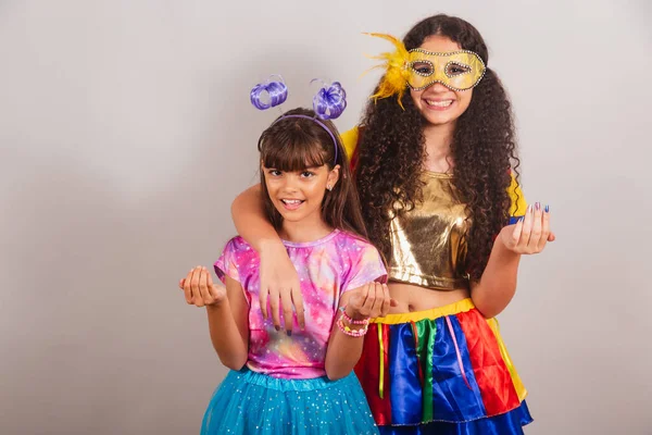 Duas Amigas Brasileiras Vestidas Com Roupas Carnaval Mãos Convidativas — Fotografia de Stock