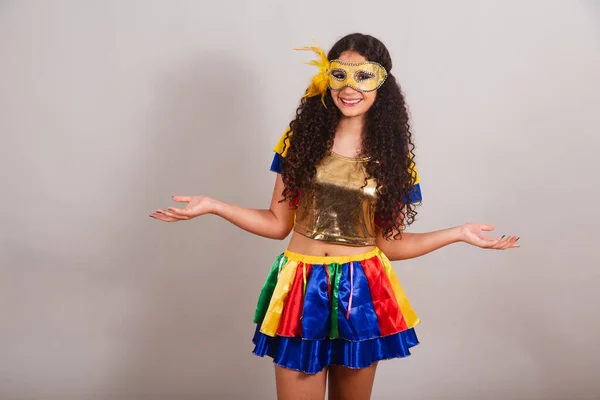 Genç Bir Kız Brezilyalı Frevo Elbiseli Karnaval Maske Açık Kollarla — Stok fotoğraf