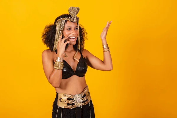 Красивая Черная Бразильянка Карнавальной Одежде Клеопатры Разговаривает Смартфоном Звонит Голос — стоковое фото