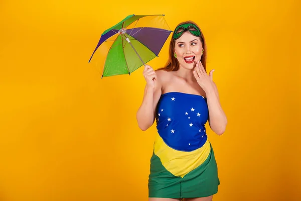 Schöne Brasilianische Rotschopf Mit Karnevalskleidung Mit Flagge Von Brasilien Und — Stockfoto