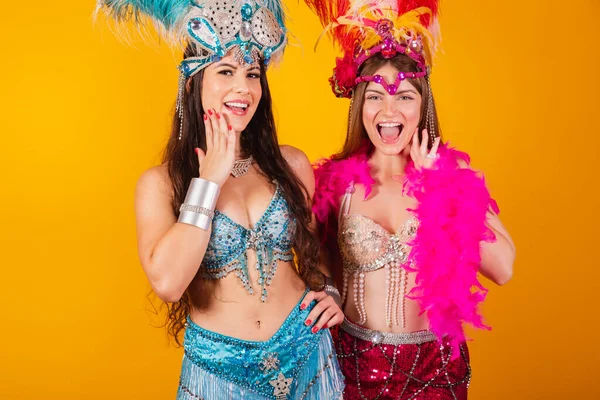 两个穿着桑巴学校服装的巴西女性朋友 狂欢节 羽毛冠 难以置信 — 图库照片