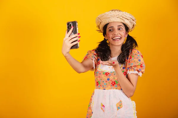 Güzel Brezilyalı Kadın Festa Junina Kıyafetleriyle Akıllı Telefonuyla Kendi Portresini — Stok fotoğraf