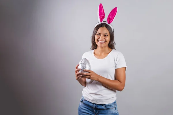 Бразильская Женщина Кроличьими Ушами Пасхальная Счастливо Улыбающаяся Шоколадным Пасхальным Яйцом — стоковое фото