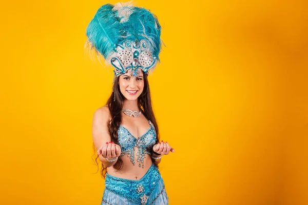 美丽的巴西女人 穿着桑巴学校的皇后服装 狂欢节 羽毛王冠 — 图库照片