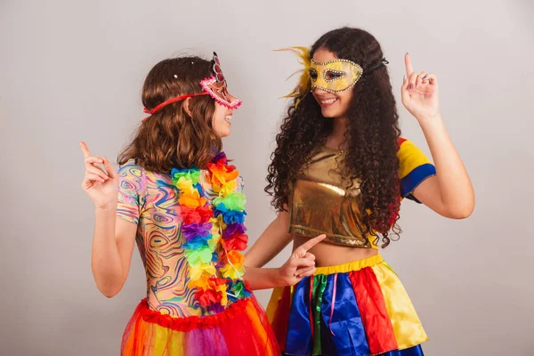 Amigas Brasileiras Vestidas Com Roupas Carnaval Amizade Dança — Fotografia de Stock
