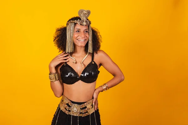 美しい黒いブラジルの女性 クレオパトラのカーニバルの服で 写真のポーズ — ストック写真