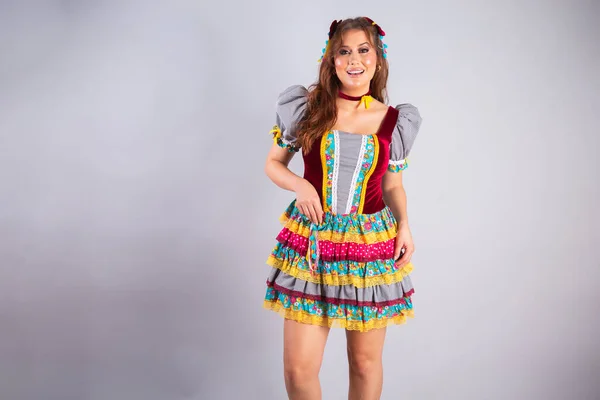 穿着乡村服装的美丽的巴西女人 Festa Joo Festa Junina 手放在腰部 — 图库照片