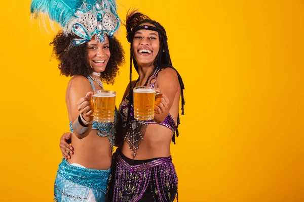 Twee Braziliaanse Vriendinnen Carnavalskleding Bier Drinken — Stockfoto