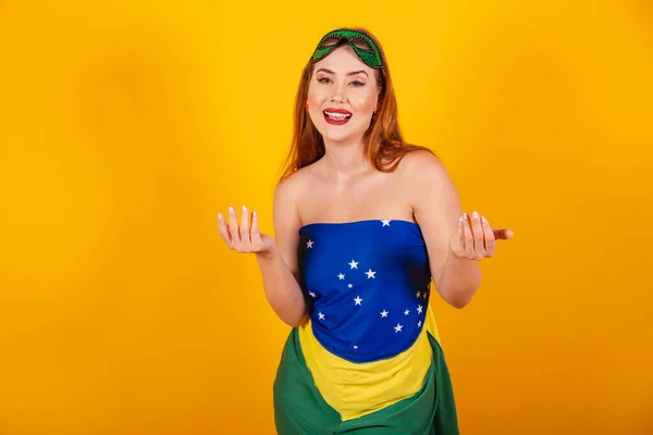 ブラジルの旗で作られたカーニバルの服で美しいブラジルの赤毛手で招待 — ストック写真