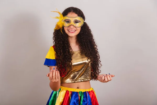 Giovane Ragazza Adolescente Brasiliana Con Abiti Frevo Carnevale Maschera Invitante — Foto Stock