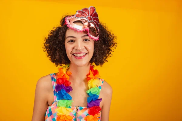 美しいブラジル人女性 カーニバルの服を着て 彼女の顔にクローズアップ写真 自撮り — ストック写真
