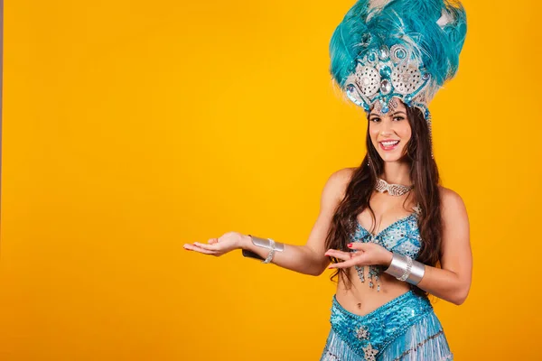Schöne Brasilianerin Mit Königlichen Kleidern Aus Der Sambaschule Karneval Federkrone — Stockfoto