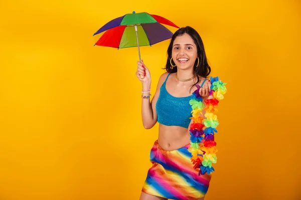 Schöne Brasilianerin Karnevalskleidung Mit Buntem Regenschirm Und Blumenkette — Stockfoto