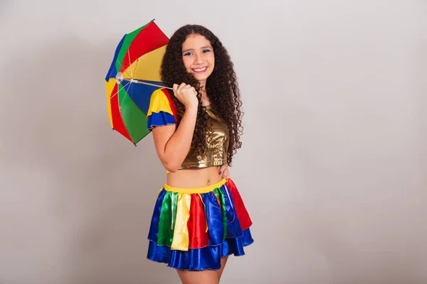 Genç Bir Kız Brezilyalı Frevo Elbiseli Karnaval Şemsiyeli Belinde Ellerle — Stok fotoğraf