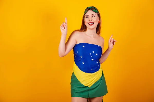 美丽的红头发巴西姑娘 身穿用巴西国旗做的嘉年华服装 — 图库照片