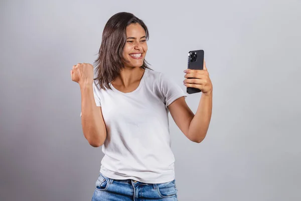 Brasiliansk Kvinna Med Smartphone Firar Tittar Något — Stockfoto
