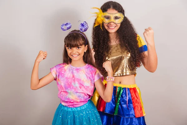 Duas Amigas Brasileiras Vestidas Com Roupas Carnaval Celebrando — Fotografia de Stock