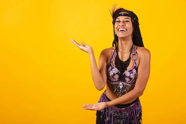 Красивая Черная Бразильская Женщина Фиолетовой Карнавальной Одежде Представляет Сторону Объявление — стоковое фото