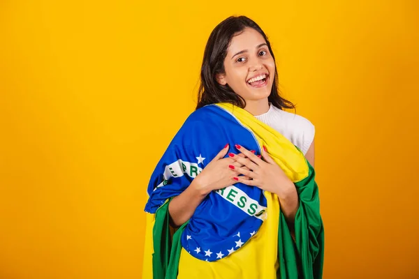 Schöne Brasilianerin Mit Brasilianischer Flagge Als Umhang — Stockfoto
