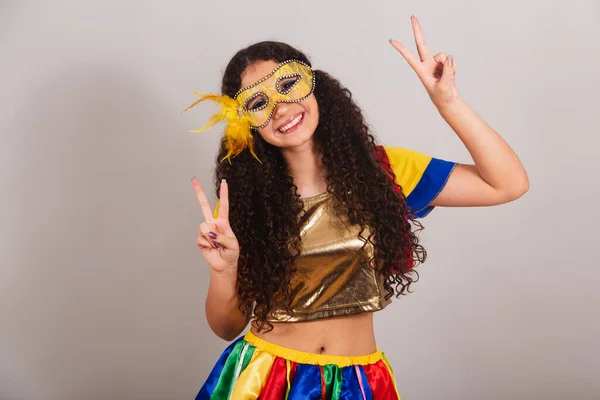 Genç Bir Kız Brezilyalı Frevo Elbiseli Karnaval Maske Barış Işareti — Stok fotoğraf