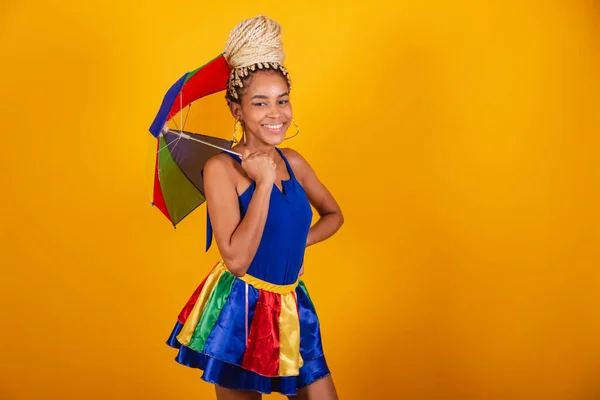 Schöne Schwarze Brasilianerin Gekleidet Karnevalskleidung Blauem Und Gelbem Hintergrund Dutt — Stockfoto