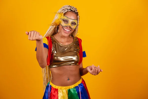 Mooie Zwarte Braziliaanse Vrouw Gekleed Carnavalskleding Masker Gele Achtergrond Kom — Stockfoto