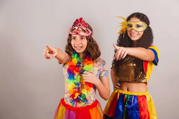 Braziliaanse Vriendinnen Gekleed Carnavalskleren Wijzend Naar Iets Verte — Stockfoto