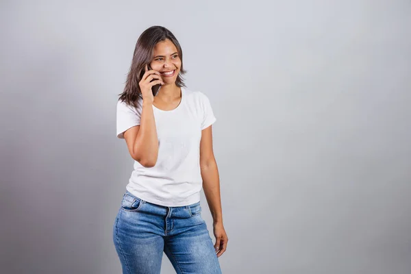 Brazylijska Kobieta Smartfonem Rozmawiająca Przez Komórkę Dzwoniąca Dzwoniąca Głosem Rozmawiająca — Zdjęcie stockowe