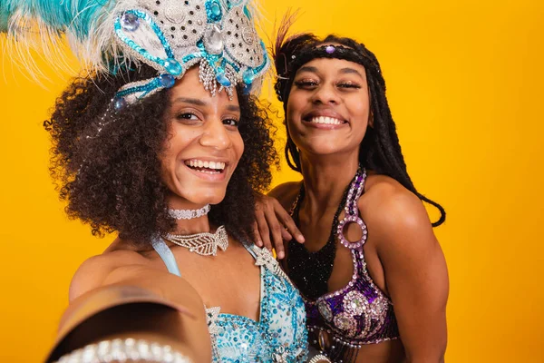 Δύο Βραζιλιάνοι Φίλοι Ρούχα Καρναβαλιού Λήψη Αυτο Πορτρέτο Smartphone — Φωτογραφία Αρχείου