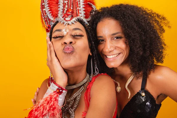 Zwei Brasilianische Freunde Karnevalskleidung Selbstporträt Mit Dem Smartphone — Stockfoto
