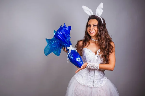 Tavşan Elbiseli Brezilyalı Kadın Paskalya Yumurtası — Stok fotoğraf
