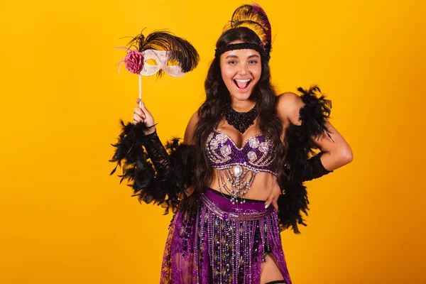 Mulher Brasileira Vestindo Roupas Carnaval Segurando Máscara Carnaval — Fotografia de Stock