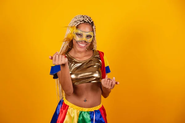 Schöne Schwarze Brasilianerin Karnevalskleidung Maske Gelber Hintergrund Komm Lade Mit — Stockfoto
