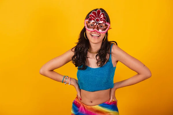 Schöne Brasilianerin Karnevalskleidung Mit Karnevalsmaske Und Händen Auf Den Hüften — Stockfoto