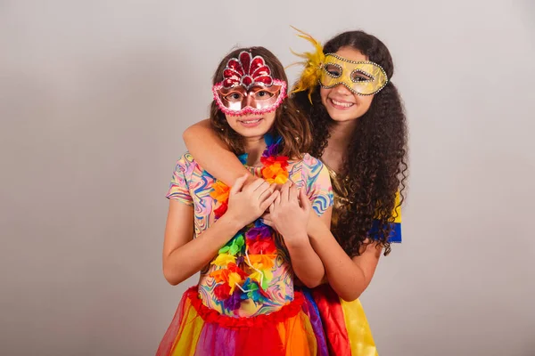 Brasilianische Freundinnen Karnevalskleidung Umarmung Lächelnd Die Kamera Freundschaft — Stockfoto
