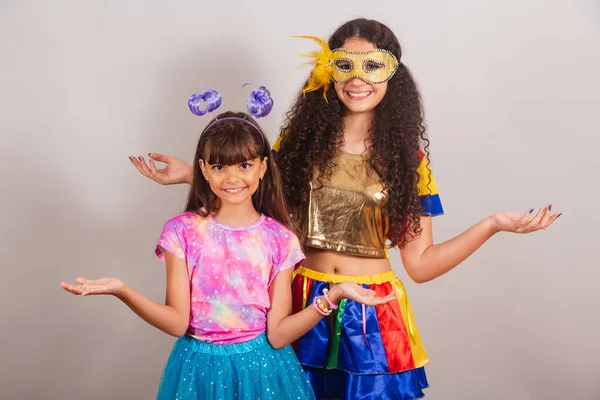 Δύο Βραζιλιάνες Φίλες Ντυμένες Ρούχα Καρναβαλιού Ανοιχτή Αγκαλιά Ευπρόσδεκτη — Φωτογραφία Αρχείου
