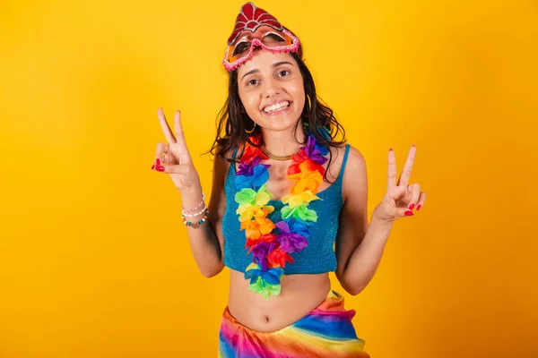 Schöne Brasilianerin Karnevalskleidung Trägt Karnevalsmaske Blumenkette Friedens Und Liebeszeichen — Stockfoto