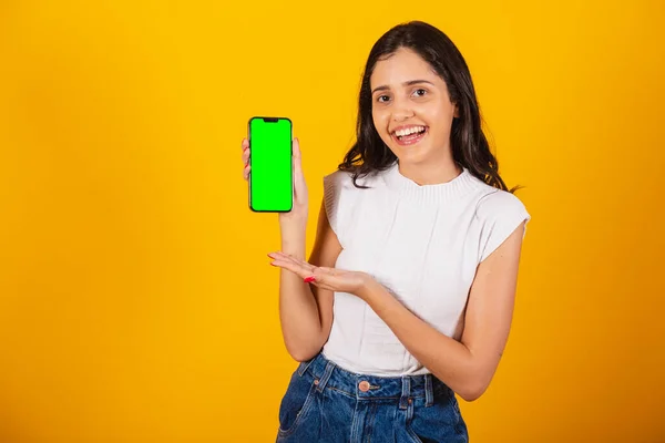 Mooie Braziliaanse Vrouw Met Smartphone Met Groene Chroma Scherm — Stockfoto
