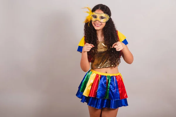 Genç Bir Kız Brezilyalı Frevo Elbiseli Karnaval Maske Kameraya Doğrultmak — Stok fotoğraf