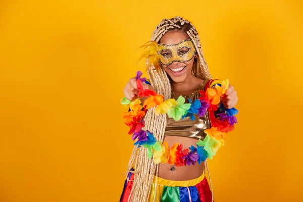 Schöne Schwarze Brasilianerin Karnevalskleidung Maske Gelber Hintergrund Mit Blumenkette — Stockfoto
