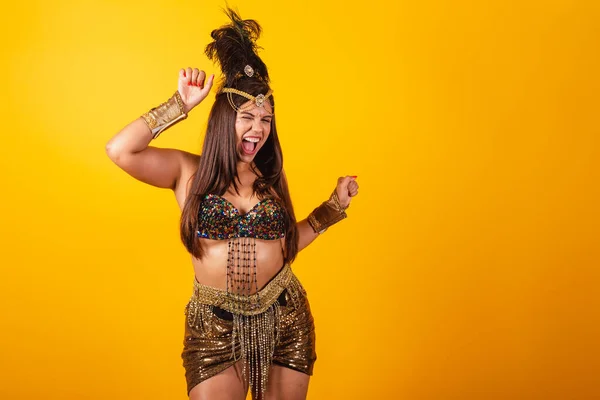 Piękna Brazylijka Złotym Karnawale Tańczy Imprezuje Dużo — Zdjęcie stockowe