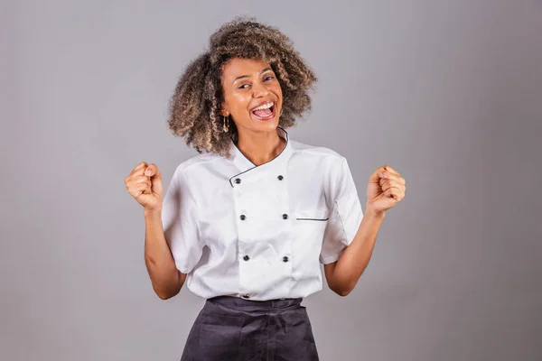 Genç Siyah Brezilyalı Kadın Aşçı Şef Restoran Üniforması Giyiyor Kutlama — Stok fotoğraf
