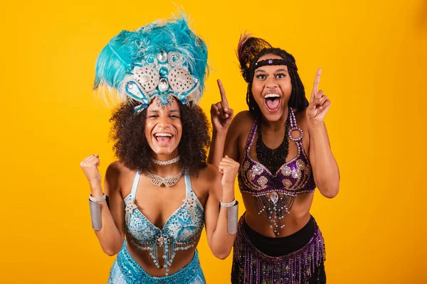 Twee Braziliaanse Vriendinnen Carnavalskleding Schreeuwende Promotie — Stockfoto