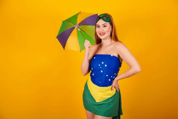 美丽的巴西红头发 狂欢节服装 巴西国旗 和彩色阳伞 — 图库照片