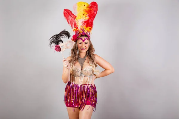 Horizontal Metade Corpo Baleado Bela Mulher Brasileira Roupas Carnaval Segurando — Fotografia de Stock